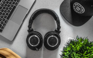 Read more about the article Headphones vs Speakers: Which One Gives You the Best Experience