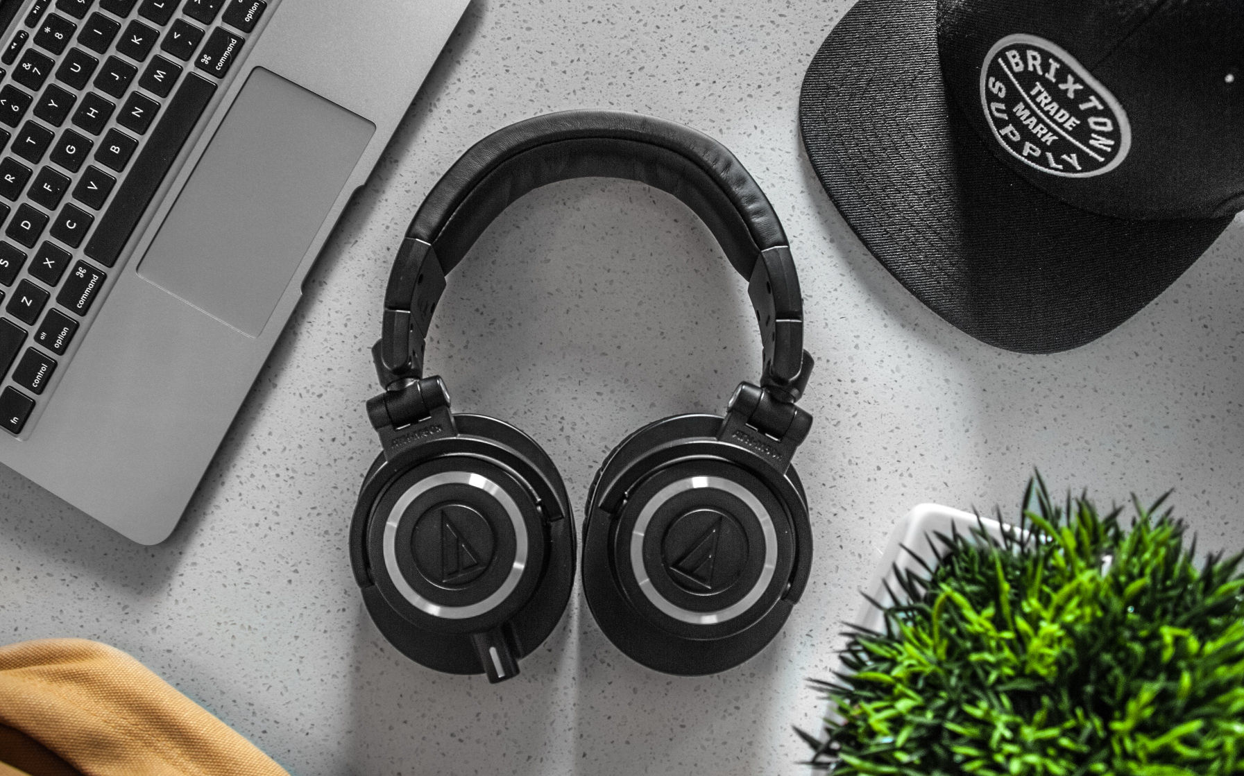 You are currently viewing Headphones vs Speakers: Which One Gives You the Best Experience